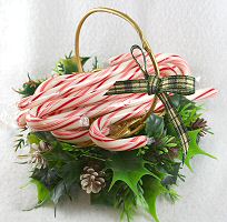 Free Holiday Craft Pattern - Holly and Ribbon Christmas Candies Serving Bas