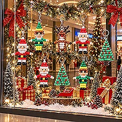 Beaded Santa Claus Christmas tree ornament made with pony beads. Free pony bead Santa pattern with illustrated instructions for making Christmas ornaments and decorations.